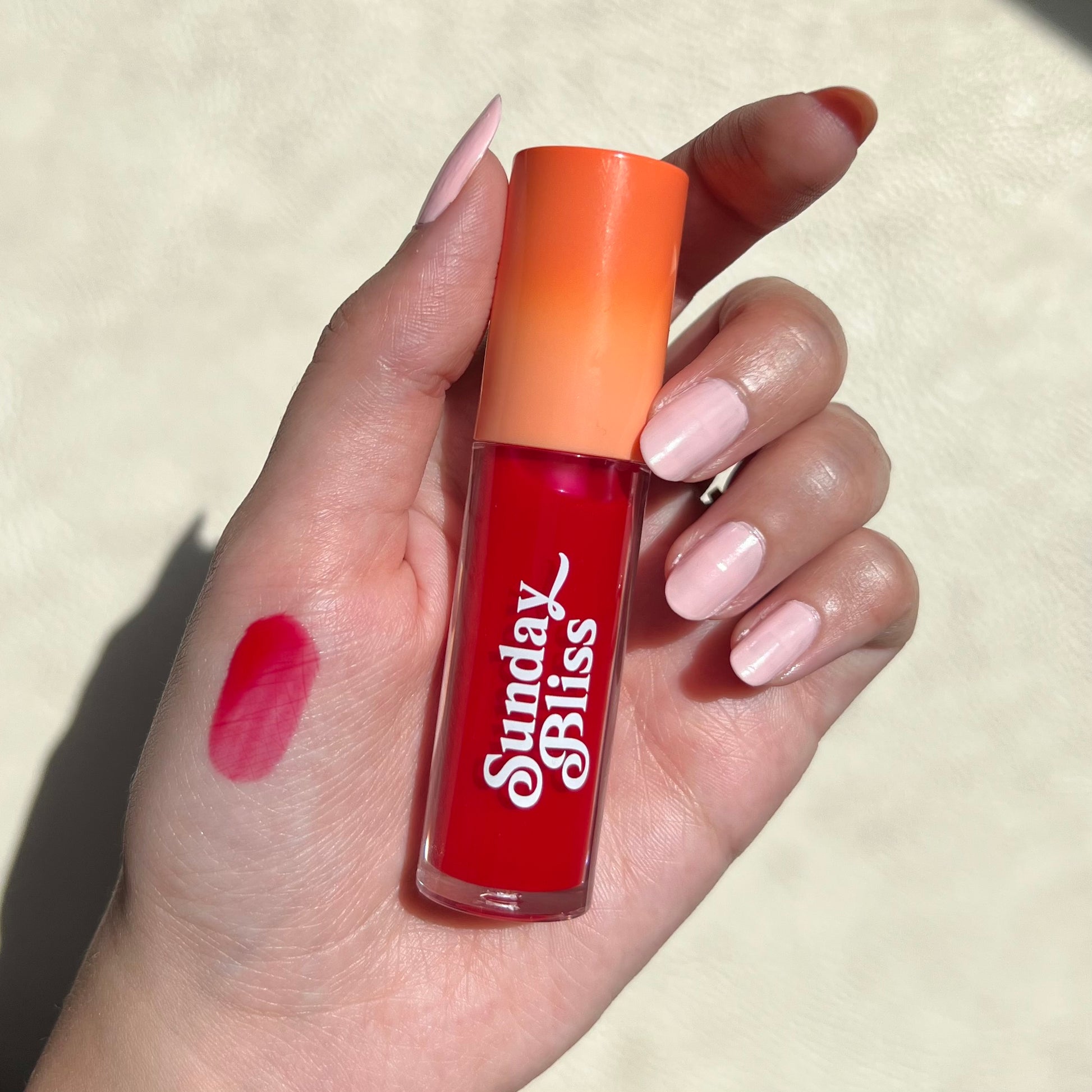 c est moi beauty lip gloss bliss Moisturizing Lipgloss but offers such a great shine that it makes your kissable lips look even more voluminous and soft Hydrating Lip Gloss / Bliss